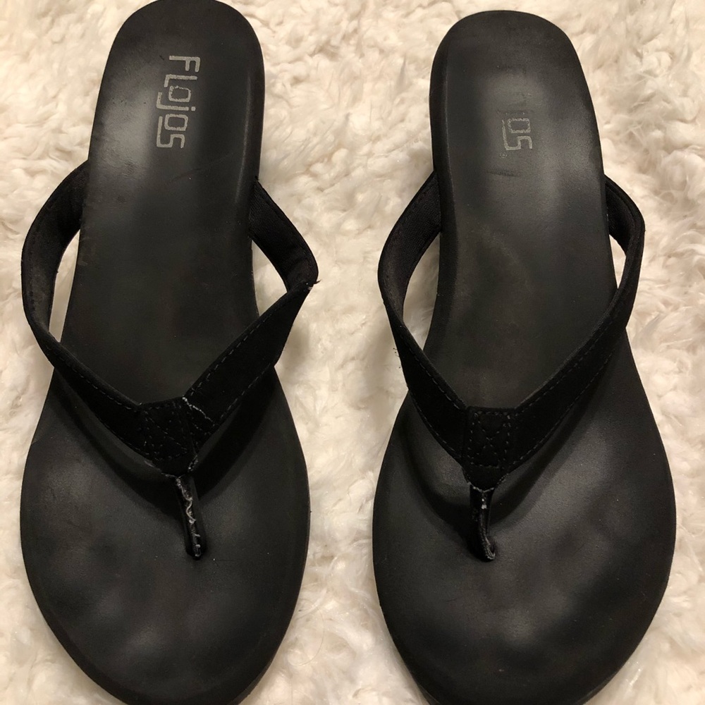 Very comfy black heeled sandals!
